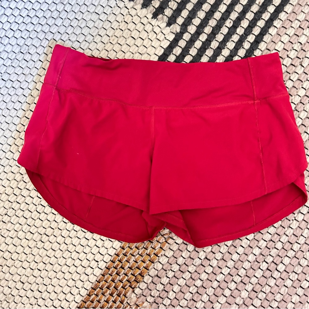 Lululemon low Rise 2.5” inseam Speed Up Short. Size 6